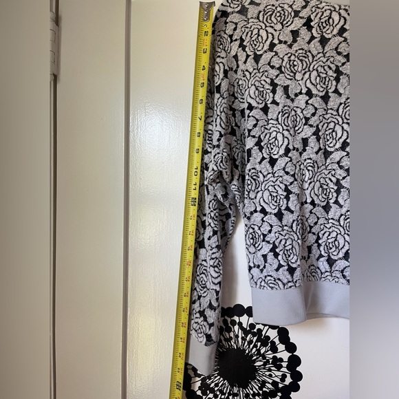 American Rag Cie light grey & black mesh knit floral crewneck sweater, size xs - Picture 6 of 6
